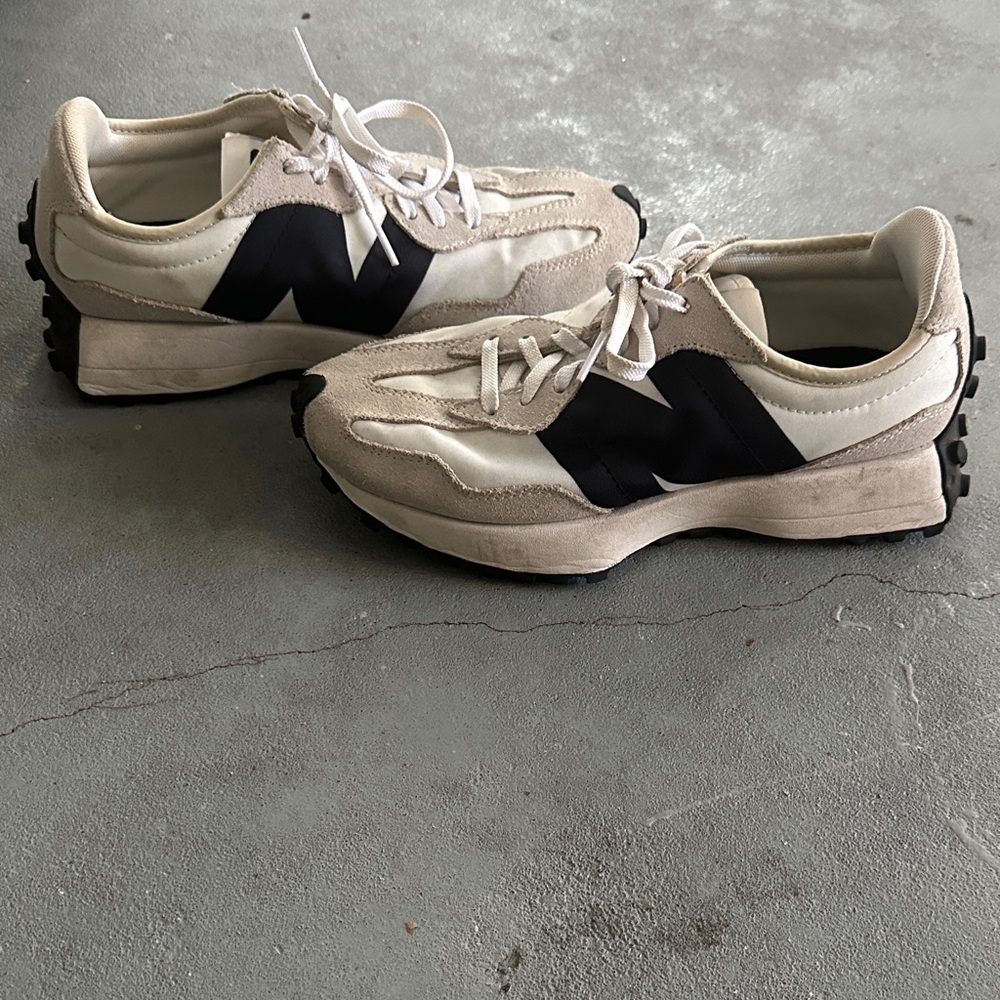 Beige / Navy Women’s New Balance 327